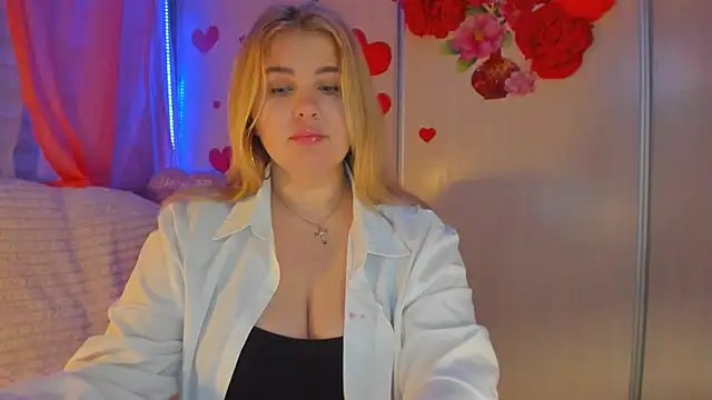 Snapshot of CoraSwon chatting on 03.04.25 CoraSwon online show from 03.04.25