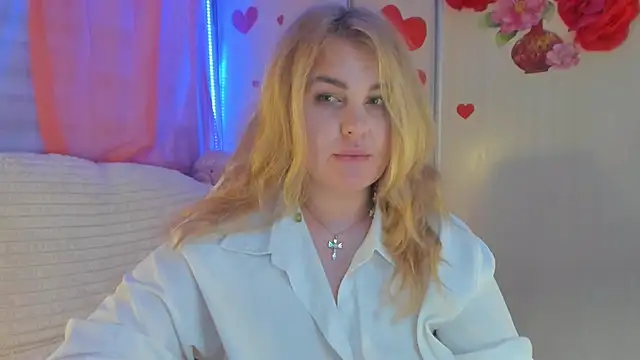 Snapshot of CoraSwon chatting on 03.06.25 CoraSwon online show from 03.06.25