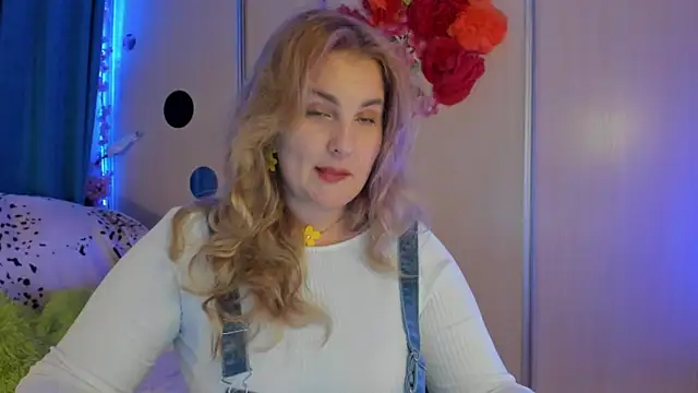 Snapshot of CoraSwon chatting on 09.13.25 CoraSwon online show from 09.13.25