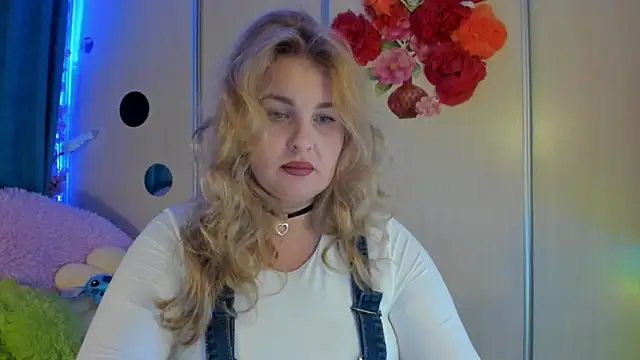 Snapshot of CoraSwon chatting on 09.15.25 CoraSwon online show from 09.15.25