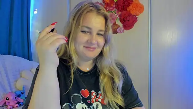 Snapshot of CoraSwon chatting on 09.24.25 CoraSwon online show from 09.24.25