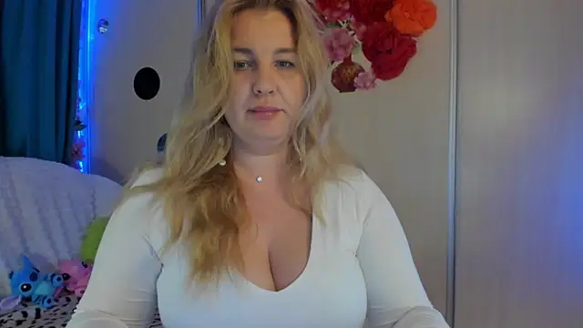 Snapshot of CoraSwon chatting on 09.25.25 CoraSwon online show from 09.25.25