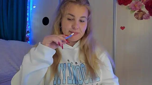 Snapshot of CoraSwon chatting on 09.26.25 CoraSwon online show from 09.26.25