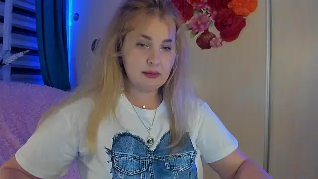 Snapshot of CoraSwon chatting on 09.28.25 CoraSwon online show from 09.28.25