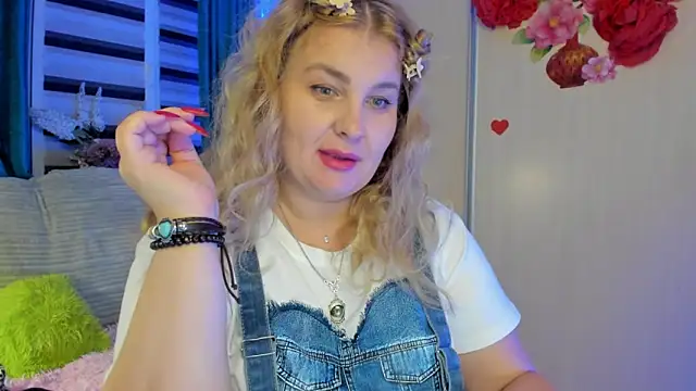 Snapshot of CoraSwon chatting on 09.30.25 CoraSwon online show from 09.30.25