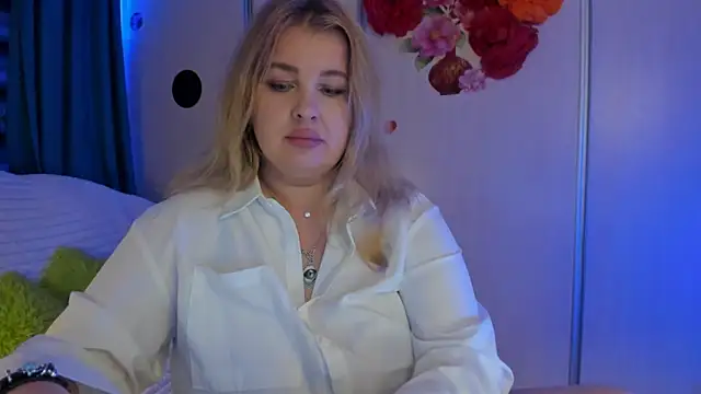 Snapshot of CoraSwon chatting on 10.04.25 CoraSwon online show from 10.04.25