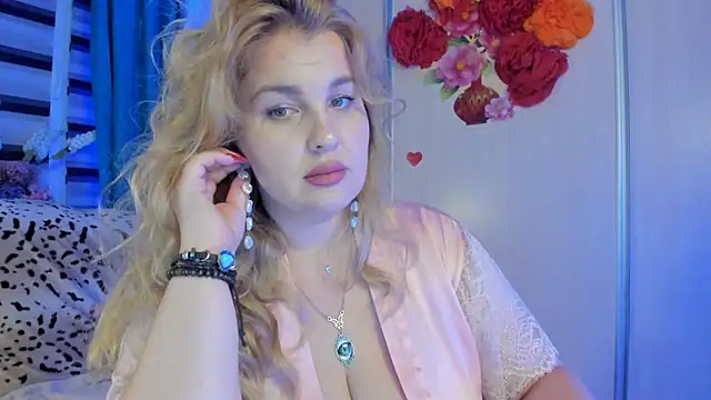 Snapshot of CoraSwon chatting on 10.05.25 CoraSwon online show from 10.05.25