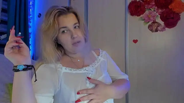 Snapshot of CoraSwon chatting on 10.08.25 CoraSwon online show from 10.08.25