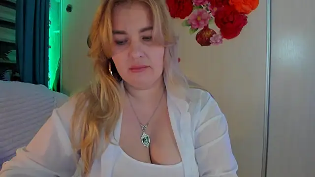 Snapshot of CoraSwon chatting on 10.24.25 CoraSwon online show from 10.24.25