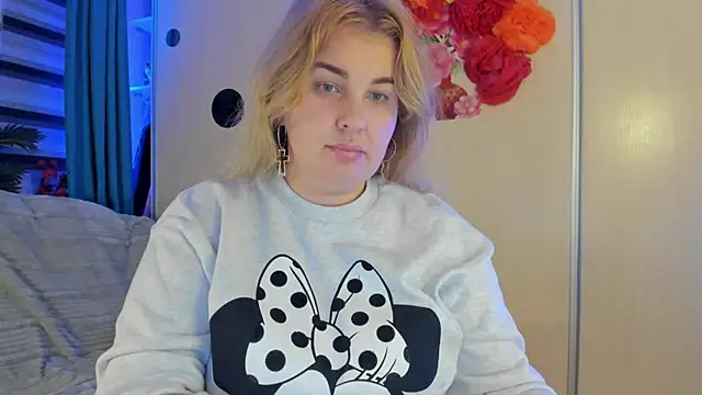 Snapshot of CoraSwon chatting on 10.28.25 CoraSwon online show from 10.28.25