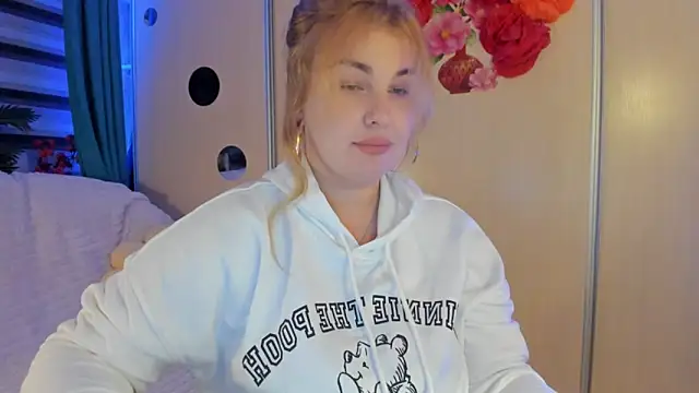 Snapshot of CoraSwon chatting on 10.29.25 CoraSwon online show from 10.29.25