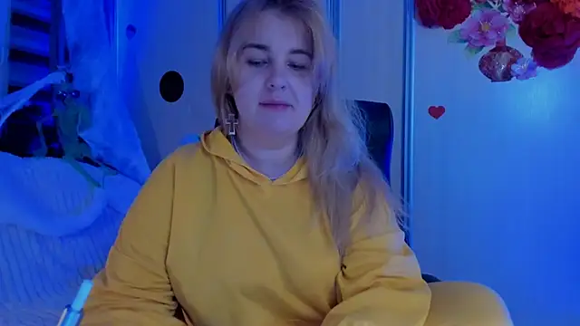 Snapshot of CoraSwon chatting on 11.03.25 CoraSwon online show from 11.03.25