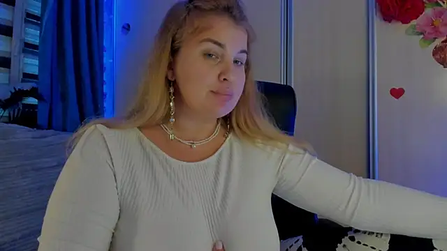 Snapshot of CoraSwon chatting on 11.08.25 CoraSwon online show from 11.08.25