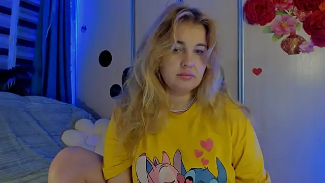 Snapshot of CoraSwon chatting on 11.11.25 CoraSwon online show from 11.11.25