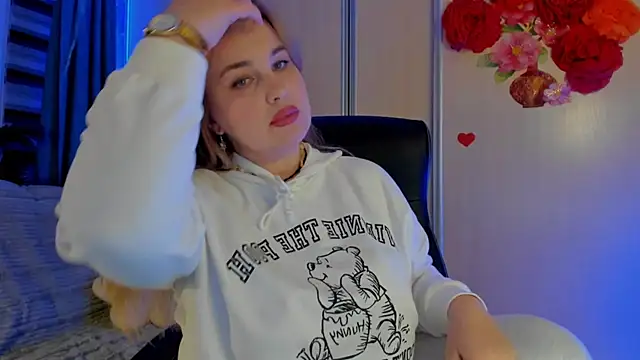 Snapshot of CoraSwon chatting on 11.12.25 CoraSwon online show from 11.12.25