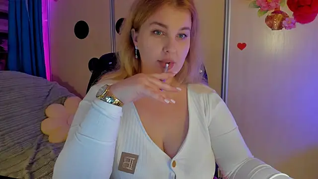 Snapshot of CoraSwon chatting on 11.27.25 CoraSwon online show from 11.27.25