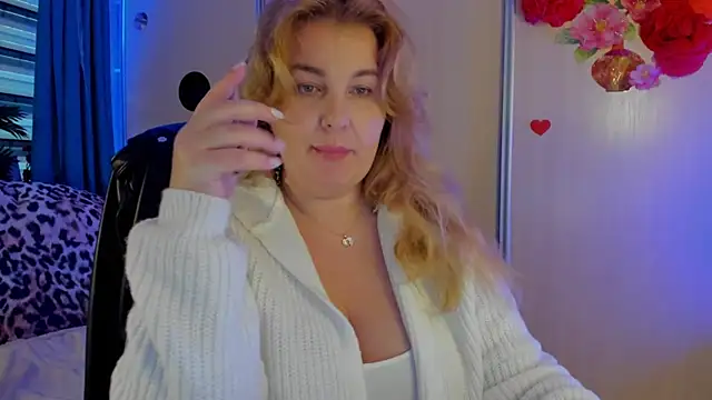 Snapshot of CoraSwon chatting on 11.29.25 CoraSwon online show from 11.29.25