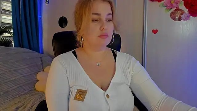 Snapshot of CoraSwon chatting on 12.04.25 CoraSwon online show from 12.04.25