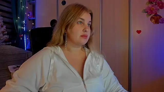 Snapshot of CoraSwon chatting on 12.22.25 CoraSwon online show from 12.22.25