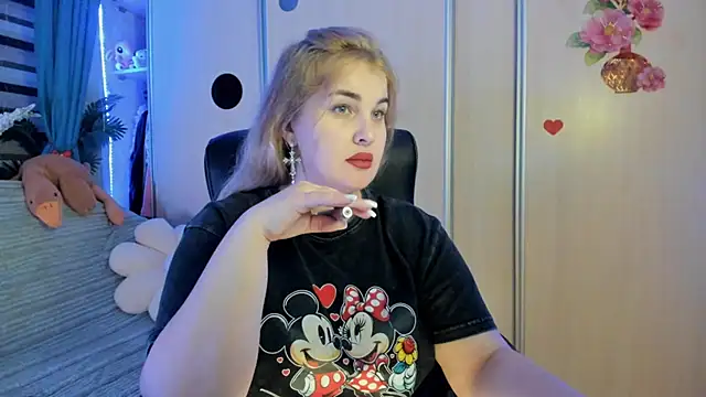 Snapshot of CoraSwon chatting on 02.15.26 CoraSwon online show from 02.15.26