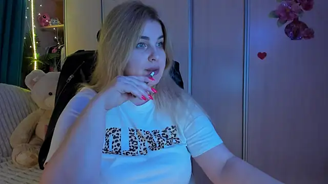 Snapshot of CoraSwon chatting on 03.05.26 CoraSwon online show from 03.05.26