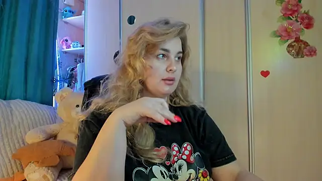 Snapshot of CoraSwon chatting on 03.07.26 CoraSwon online show from 03.07.26