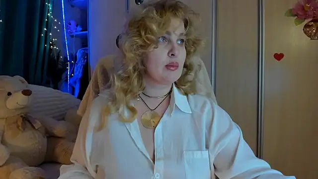 Snapshot of CoraSwon chatting on 03.18.26 CoraSwon online show from 03.18.26