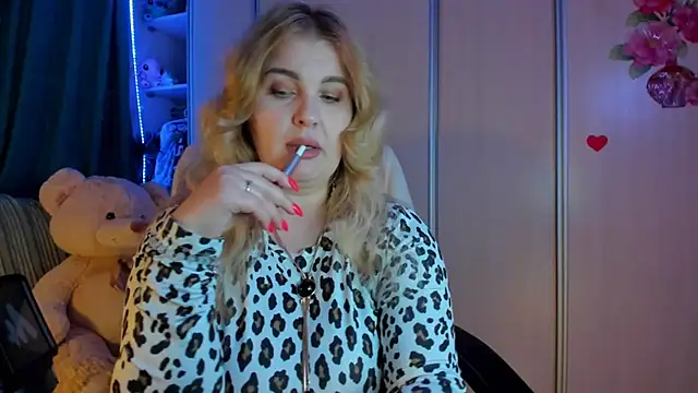 Snapshot of CoraSwon chatting on 03.19.26 CoraSwon online show from 03.19.26