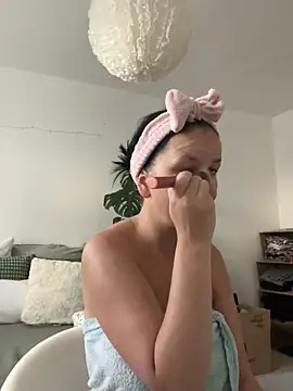 Snapshot of Off__Melonenmandy chatting on 11.20.25 Off Melonenmandy online show from 11.20.25