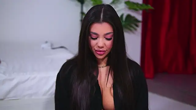 Snapshot of NatyDesiree chatting on 10.05.25 NatyDesiree online show from 10.05.25