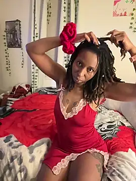 Snapshot of LeyaHoneybuns chatting on 12.23.24 LeyaHoneybuns online show from 12.23.24