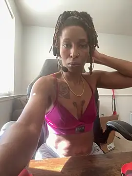 Snapshot of LeyaHoneybuns chatting on 11.17.25 LeyaHoneybuns online show from 11.17.25