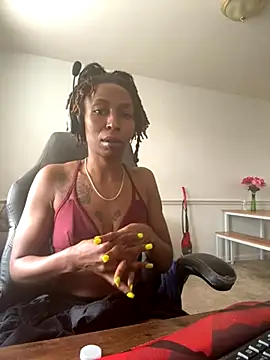 Snapshot of LeyaHoneybuns chatting on 11.18.25 LeyaHoneybuns online show from 11.18.25