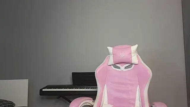 Snapshot of mollymila chatting on 02.25.25 mollymila online show from 02.25.25