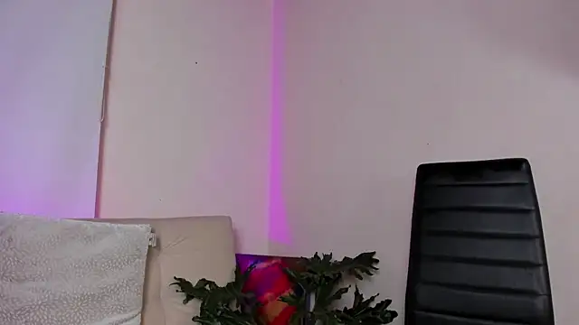 Snapshot of roselinedior chatting on 12.19.24 roselinedior online show from 12.19.24
