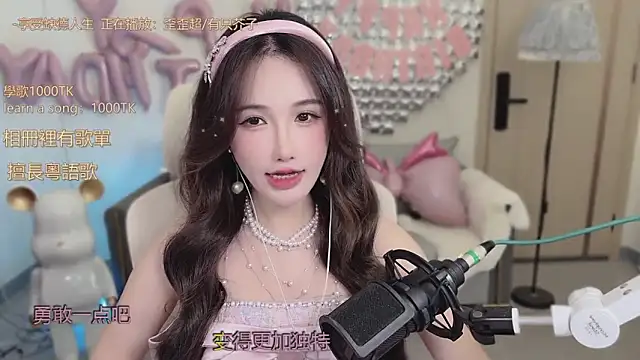 Snapshot of babykitty- chatting on 10.09.25 babykitty- online show from 10.09.25