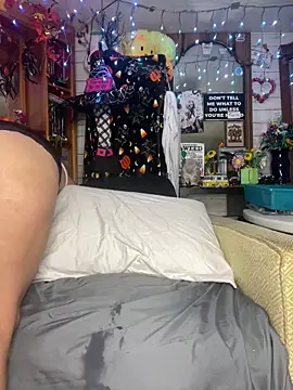 Snapshot of TrenaAnne chatting on 09.21.25 TrenaAnne online show from 09.21.25