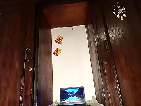 Snapshot of The-Peach-Flexer chatting on 10.29.25 The-Peach-Flexer online show from 10.29.25