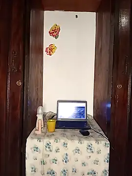 Snapshot of The-Peach-Flexer chatting on 11.15.25 The-Peach-Flexer online show from 11.15.25