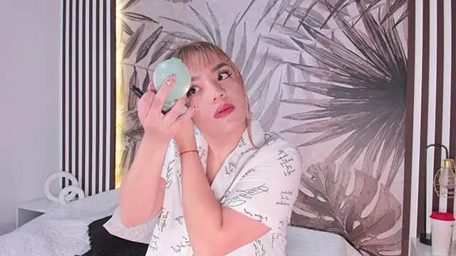 Snapshot of Samaantha-White chatting on 02.03.25 Samaantha-White online show from 02.03.25