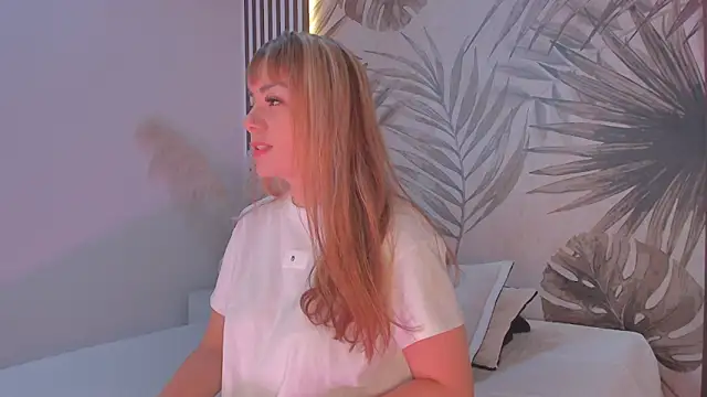 Snapshot of Samaantha-White chatting on 10.28.25 Samaantha-White online show from 10.28.25