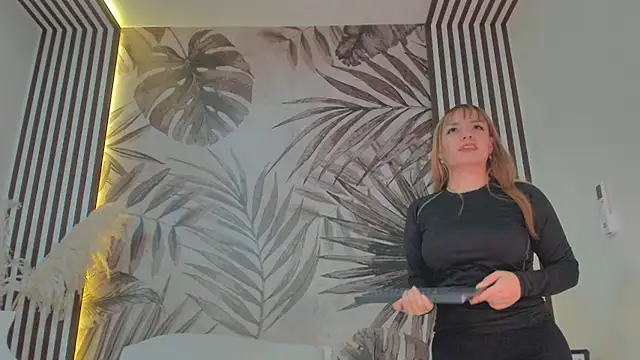 Snapshot of Samaantha-White chatting on 11.04.25 Samaantha-White online show from 11.04.25