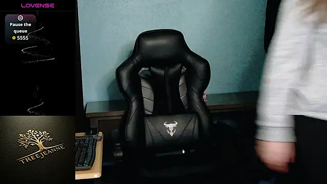 Snapshot of TreeJeanne chatting on 02.01.26 TreeJeanne online show from 02.01.26