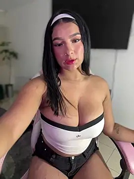 Snapshot of AntonellaRosse_ chatting on 01.21.25 AntonellaRosse online show from 01.21.25