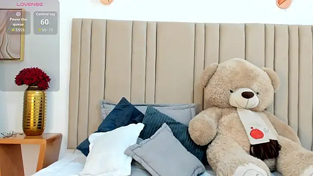 Snapshot of izadii chatting on 10.25.25 izadii online show from 10.25.25