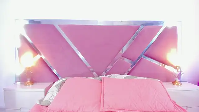 Snapshot of NinnaVous chatting on 01.15.25 NinnaVous online show from 01.15.25