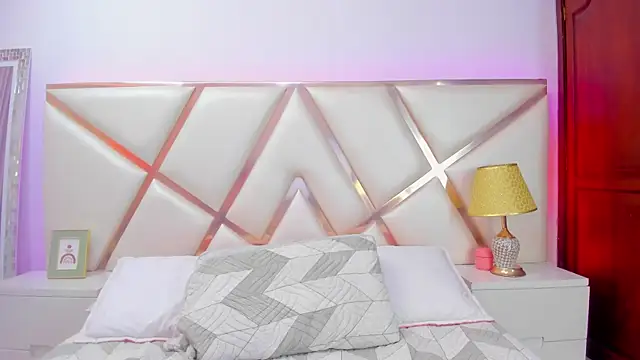 Snapshot of NinnaVous chatting on 01.21.25 NinnaVous online show from 01.21.25