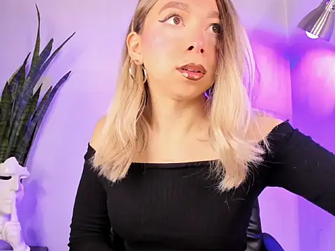 Snapshot of victoria_qq chatting on 11.04.25 victoria qq online show from 11.04.25