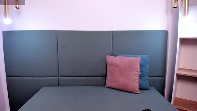 lexiethompson  online show from 01.08.26