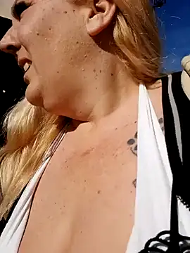 BecciDeluxe online show from 12.21.25